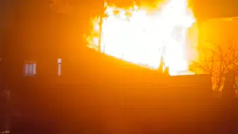 Ümraniye'de bir binanın çatısında yangın çıktı: Binada mahsur kalanlar tahliye edildi!