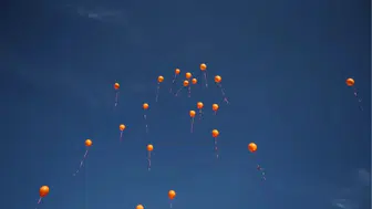 İzmir'de lösemi hastası olan Afra için gökyüzüne balon bırakıldı