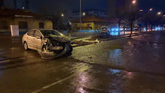 Kayseri'de iki araç çarpıştı : Yaralılar var