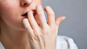 Neden tırnak yeriz? Uzmanlar bu davranışın altında yatan nedenleri araştırdı!