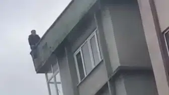 Bursa'da eşiyle barışmak isteyen şahıs çatıya çıkarak intihara kalkıştı