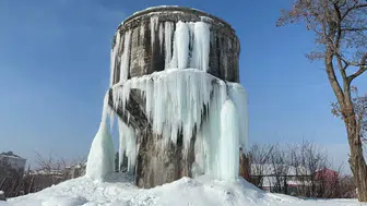 Ağrı'da dondurucu soğuklar: Evlerin çatılarında buz sarkıtları oluştu