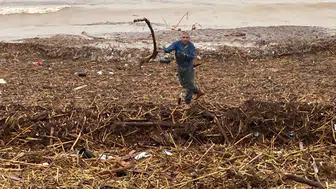 Mersin'de sel sonrası deniz kahverengi oldu, sahiller odun doldu
