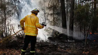 Avustralya'da sıcaklık alarmı: Victoria eyaletinde yangınla mücadele devam ediyor