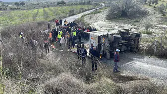 Aydın Kuşadası'nda şarampole devrilen kamyondaki 1 kişi öldü, 2 kişi yaralandı