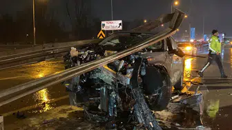 Kocaeli’de ters yön kazası: Bariyerleri biçen otomobil hurdaya döndü