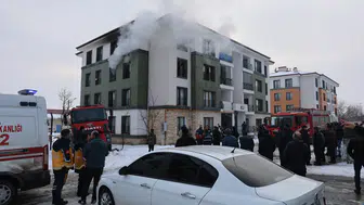 Elazığ'da apartmanda korkutan yangın: 11 kişi dumandan etkilendi