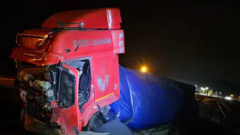 Anadolu Otoyolu'nda lastiği patlayan tır yoldan çıktı