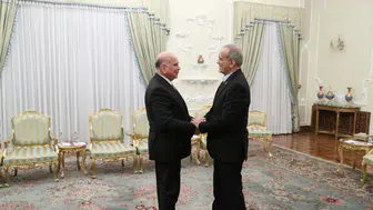 İran Cumhurbaşkanı Pezeşkiyan, Irak Dışişleri Bakanı Hüseyin'i kabul etti