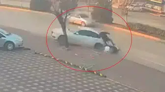 Bursa'da otomobil önce motosiklete ardından da yol kenarındaki ağaca çarptı