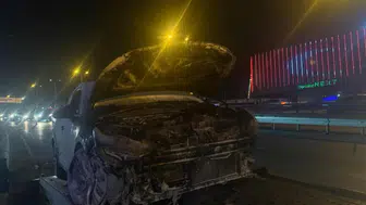 Esenyurt'ta seyir halindeki otomobilde yangın çıktı : Araç alev alev yandı