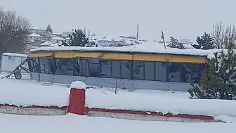 Sivas'ta karın ağırlığına dayanamayan düğün salonunun çatısı çöktü