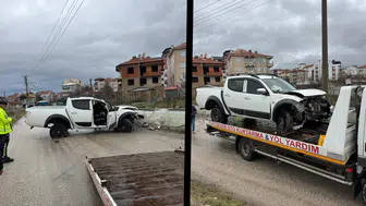 Afyonkarahisar'da kaza : Araç 5 metrelik refüjden aşağı uçtu