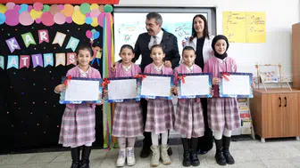 Bakan Tekin Ağrı'da öğrencilere karne dağıttı