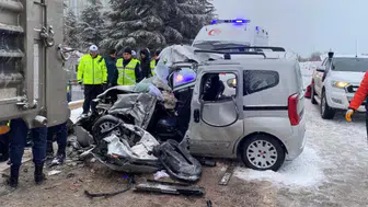 Elazığ'da ticari araç, park halindeki tıra çarptı: Yaşlı çift hayatını kaybetti