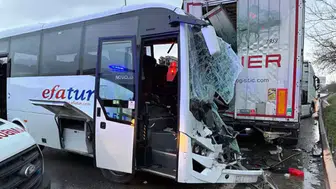 Kurtköy'de midibüs, park halindeki tıra çarptı: Çok sayıda yaralı var