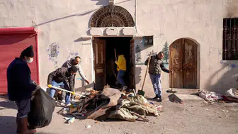 Tarsus'ta kötü koku ihbarı üzerine bir evden 28 kamyon çöp çıkarıldı!