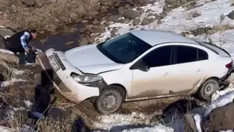 Şanlurfa'da otomobil köprüden dereye uçtu