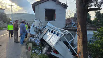 Muğla'da kontrolden çıkan kamyonet eve çarptı: 19 yaşındaki genç, hayatını kaybetti