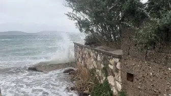 İzmir'de kuvvetli yağış ve fırtına çilesi: Sokaklar su altında kaldı