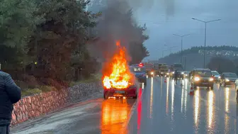 Bursa'da otomobil alev alev yandı!