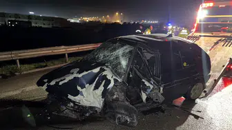 Bursa'da otomobil bariyerlere çarptı: 2 kişi yaralandı