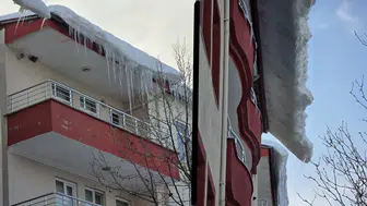 Adıyaman'da çatılarda buz sarkıtları oluştu, vatandaşlar zor anlar yaşadı