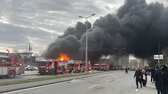 Büyükçekmece'de fabrika deposunda feci yangın: Çok sayıda itfaiye ekibi sevk edildi!