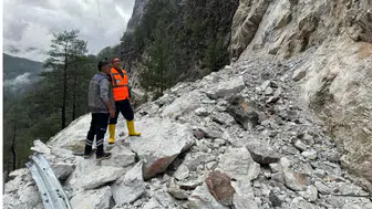 Antalya Büyükşehir Belediyesi ekiplerinden Alacami yolunda heyelan çalışması