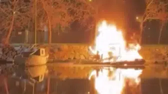 Küçükçekmece'de iskeleye bağlı 2 kayık alev alev yandı!