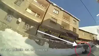 Hakkari'de kızakla kayan çocuk belediye otobüsünün altına girdi