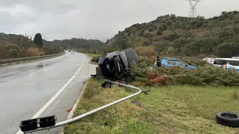 Aydın Söke'de trafik kazası: Devrilen otomobildeki 2 kişi yaralandı