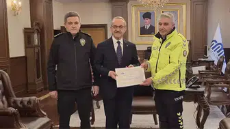Üşüyen çocuğa çorabını veren polis memuru teşekkür plaketiyle onurlandırıldı