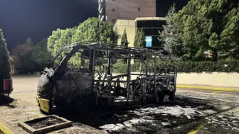 İstanbul'da minibüs yandı: Şoför son anda kurtuldu