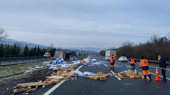Anadolu Otoyolu Sakarya geçişinde tır refüje çarptı, yan yattı!