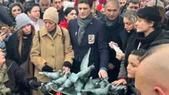 Mattia Ahmet Minguzzi için öldürüldüğü yere 'Güvercin ve kaykay' temalı anıt dikildi