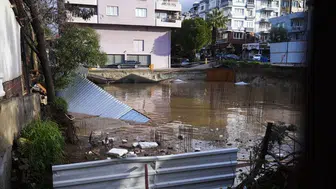 İzmir'de su basan ev ve iş yerleri temizlenmeye başladı