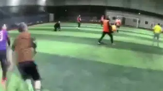 Antalya'da halı sahanın çatısı çöktü! Futbolcular koşarak kaçtı