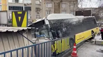 Esenler’de İETT otobüsü otoparka daldı! Çok sayıda araçta hasar var