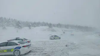 Tokat - Sivas karayolunda araçlar karda mahsur kaldı