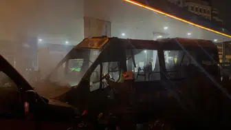 Kağıthane'de korkutan yangın : Benzin istasyonundaki 2 minibüs alev aldı