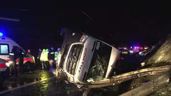 Kuzey Marmara Otoyolu'nda servis aracı devrildi: Kazada 11 kişi yaralandı