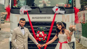 Edirne’de düğüne tır konvoyu : Gelini evinden tırıyla aldı