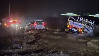 Manisa'da dere taştı : Akıntıya kapılan araç sürücüleri son anda kurtuldu