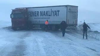 Ardahan'da karda tır kaydı, yol trafiğe kapandı