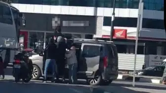 Manisa'da kavşakta geçiş önceliği kavgası : Taraflar birbirine girdi