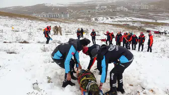 Bayburt’ta AFAD’dan gerçeği aratmayan tatbikat : 3 kişi çığ altından çıkarıldı