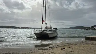 Bodrum'da fırtına nedeniyle 8 tekne kıyıya sürüklendi