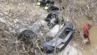 İzmir Menderes'te otomobil dereye uçtu : 2 kız kardeş öldü