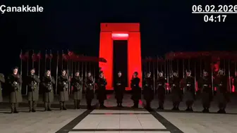 Mehmetçik 6 Şubat depremlerinde hayatını kaybedenler için saygı duruşunda